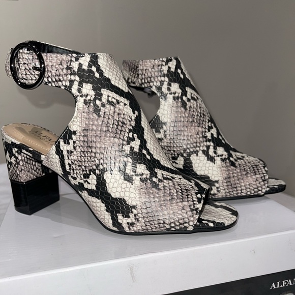 NIB Alfani Florissp Snake Sandal. Size 9. Black & Ivory - Picture 2 of 10